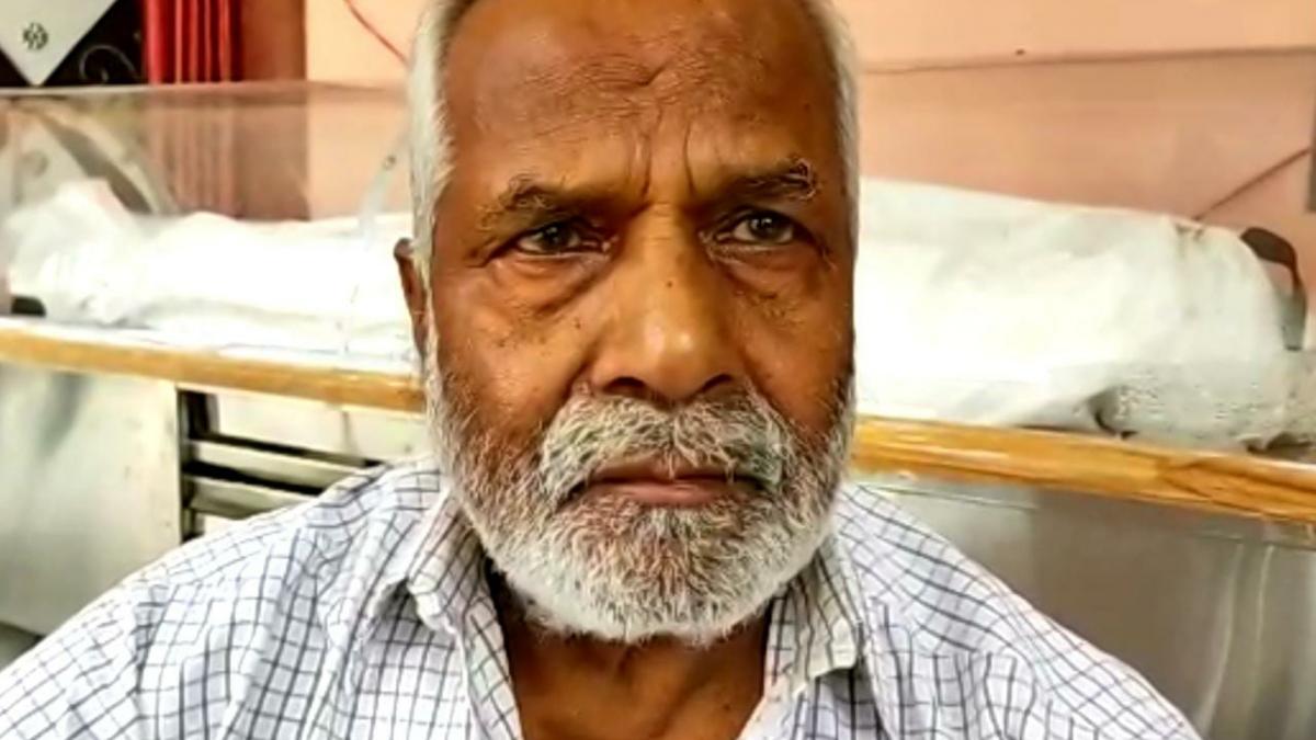 बेटे की मौत के बाद 14 दिन से पिता ने घर में ही रखा है शव