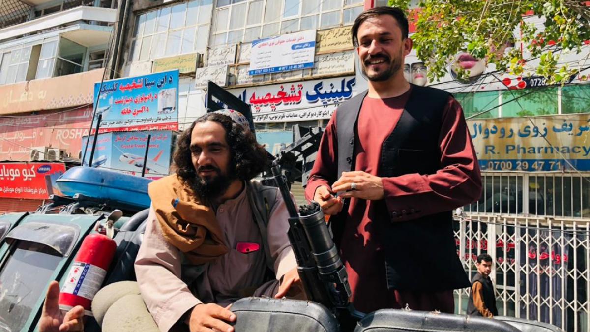 काबुल की सड़कों पर तालिबान के लड़ाकू (फोटो- पार्थजीत बी)