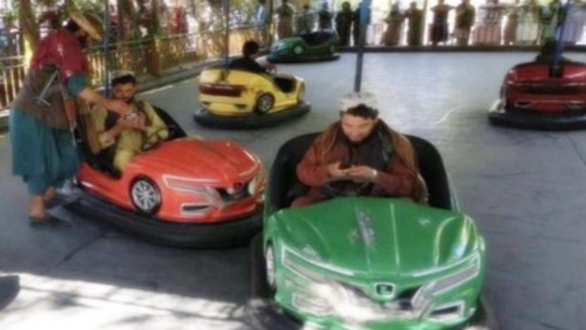 हथियार लेकर पार्क में तालिबानी (फोटो- स्क्रीनग्रैब)