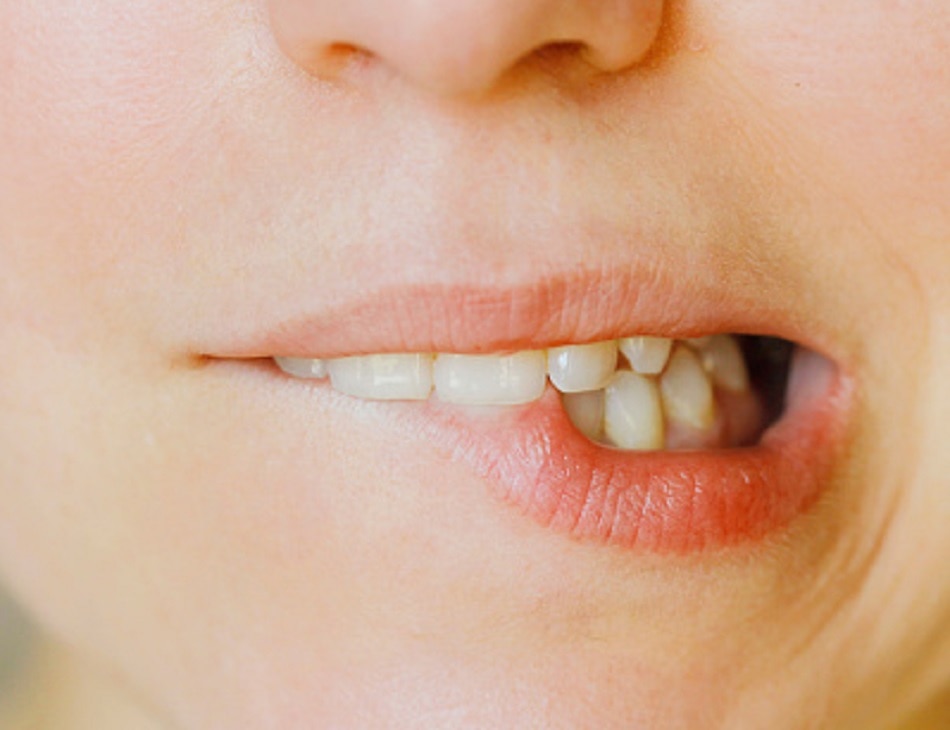 होंठ चबाना घातक बीमारी का संकेत