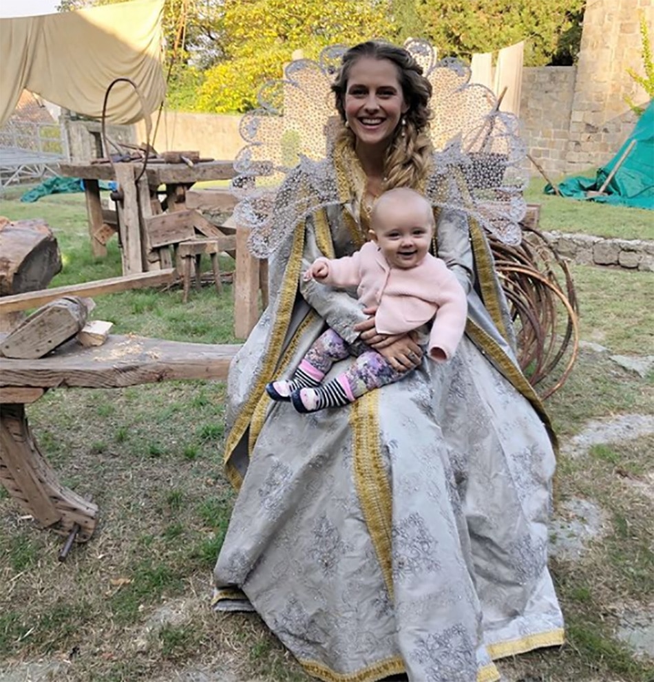 टेरेसा पामर अपने बच्चे के साथ 