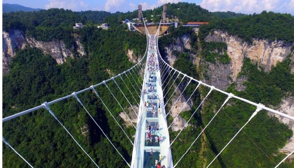 300 फीट ऊंचाई पर बिस्तर लगा सो रहे लोग