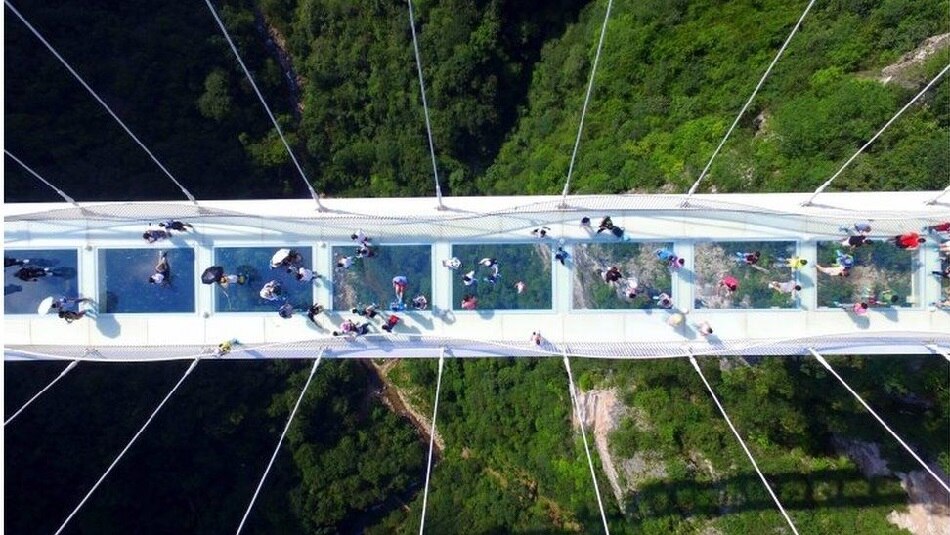 300 फीट ऊंचाई पर बिस्तर लगा सो रहे लोग