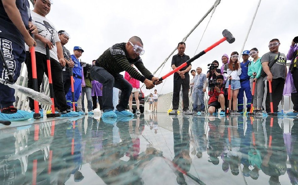 300 फीट ऊंचाई पर बिस्तर लगा सो रहे लोग