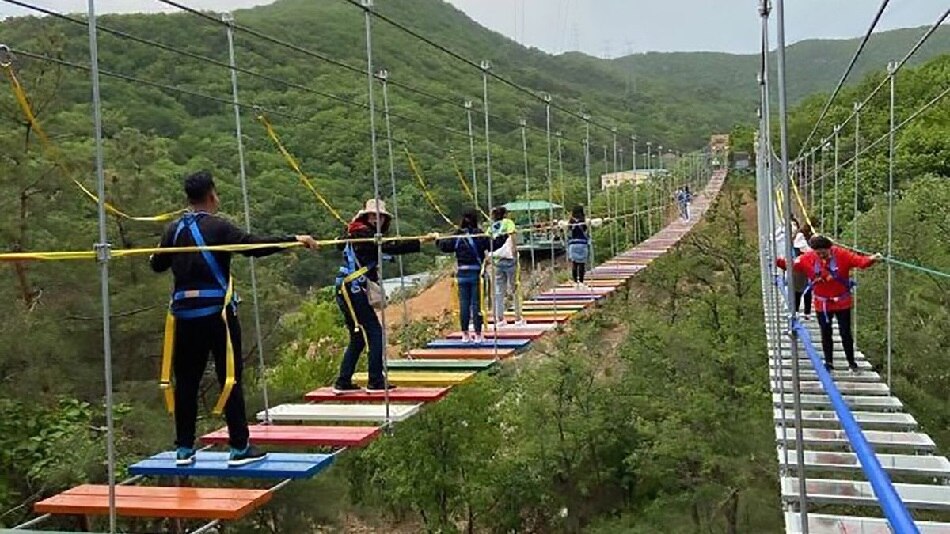 300 फीट ऊंचाई पर बिस्तर लगा सो रहे लोग