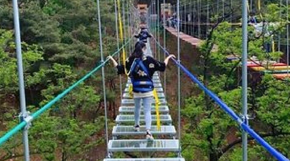 300 फीट ऊंचाई पर बिस्तर लगा सो रहे लोग