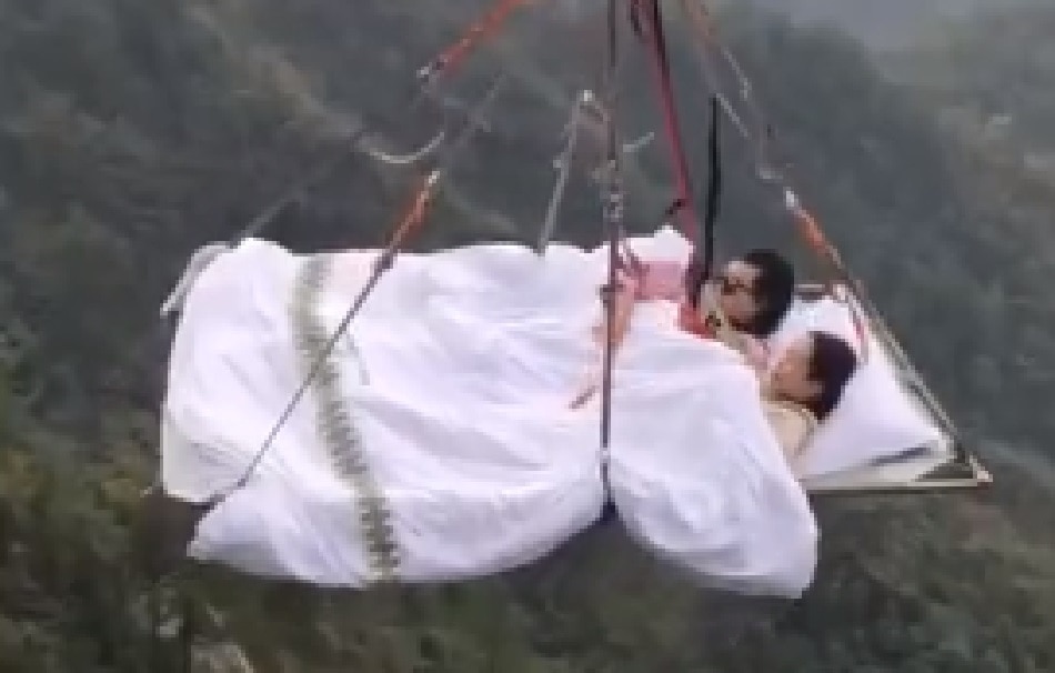 300 फीट ऊंचाई पर बिस्तर लगा सो रहे लोग
