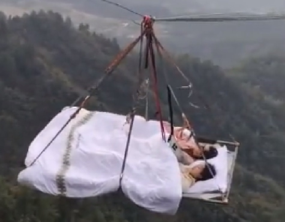 300 फीट ऊंचाई पर बिस्तर लगा सो रहे लोग