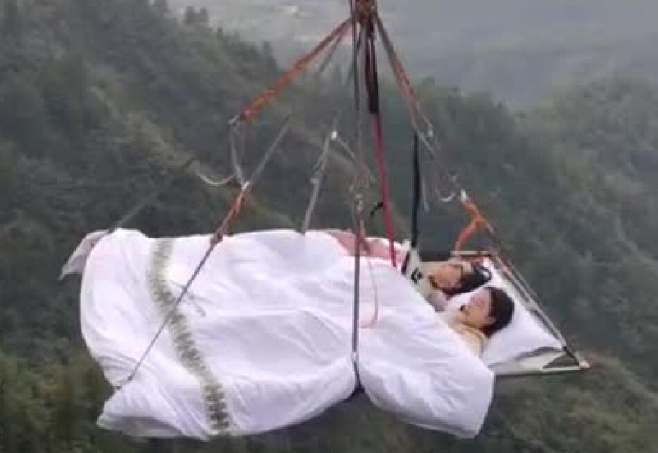 300 फीट ऊंचाई पर बिस्तर लगा सो रहे लोग