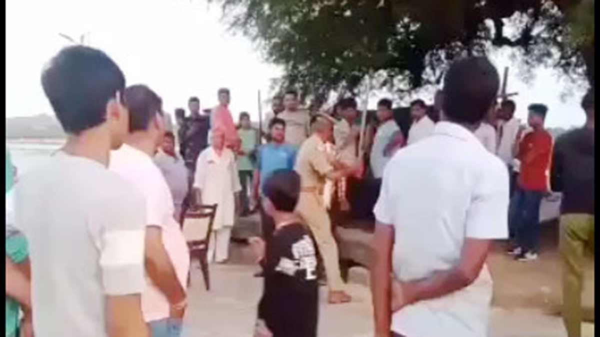  दरोगा ने सरेआम युवक को लाठी से पीटा