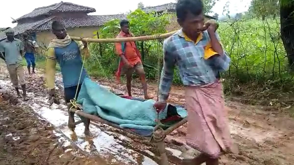 घर तक नहीं पहुंची एंबुलेंस बुजुर्ग महिला को खाट पर ढोना पड़ा 