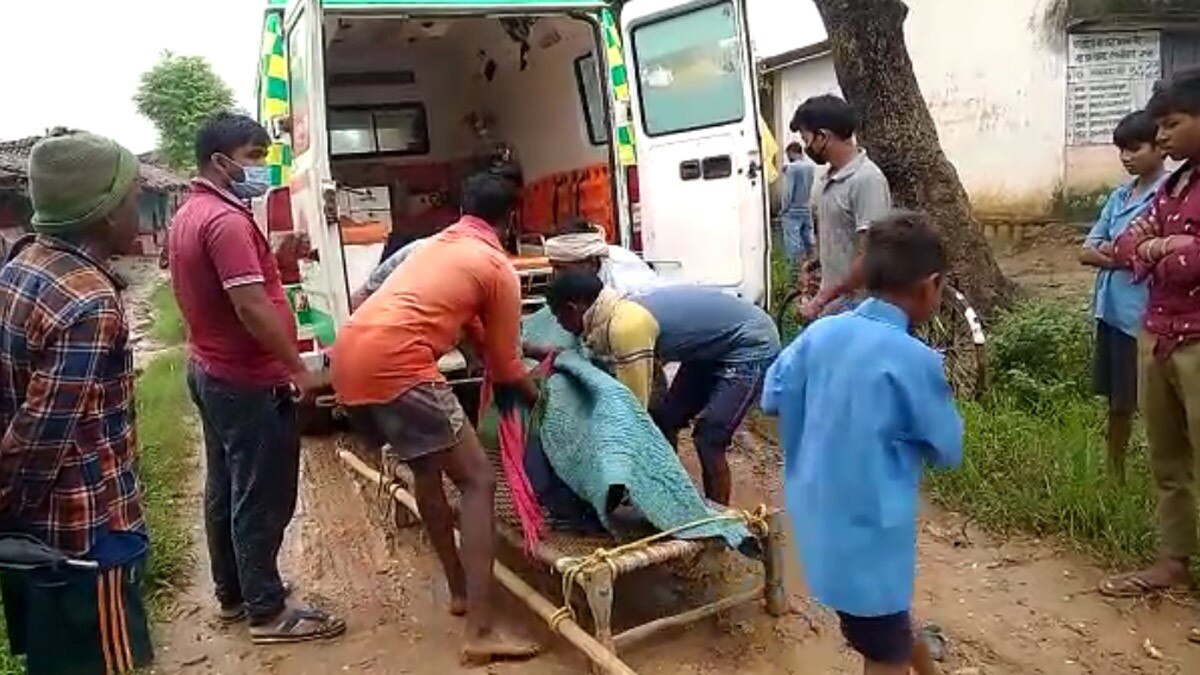 घर तक नहीं पहुंची एंबुलेंस बुजुर्ग महिला को खाट पर ढोना पड़ा 