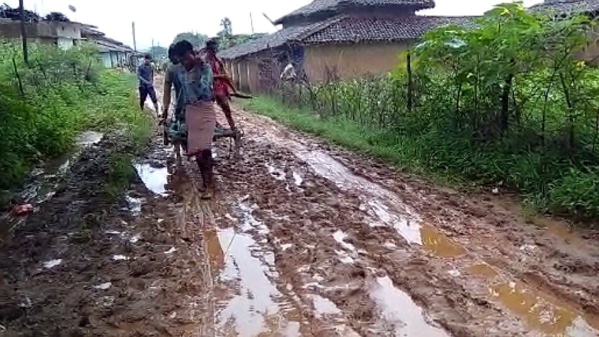 घर तक नहीं पहुंची एंबुलेंस बुजुर्ग महिला को खाट पर ढोना पड़ा 