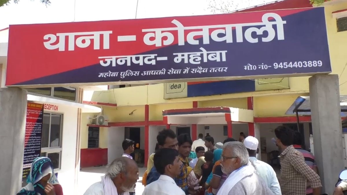 दरोगा ने सरेआम युवक को लाठी से पीटा