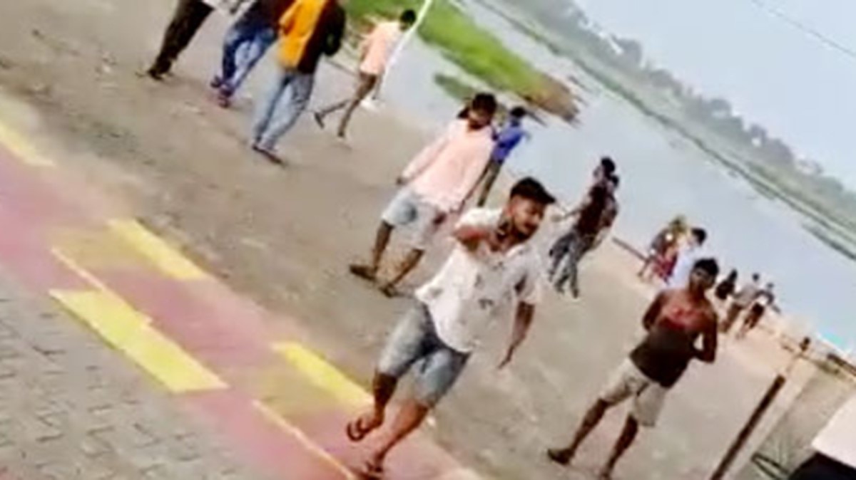  दरोगा ने सरेआम युवक को लाठी से पीटा