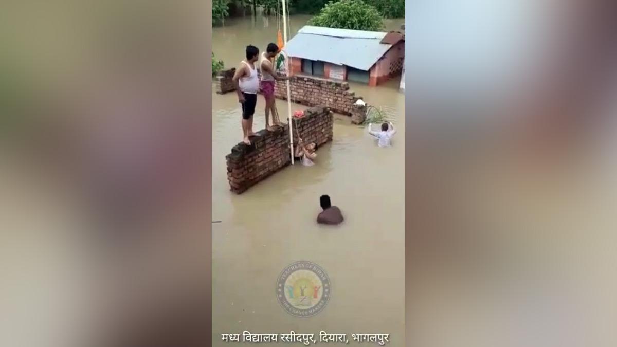  पानी में घुसकर लोगों ने  झंडोत्तोलन किया