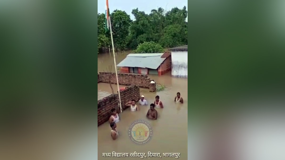 पानी में घुसकर लोगों ने  झंडोत्तोलन किया