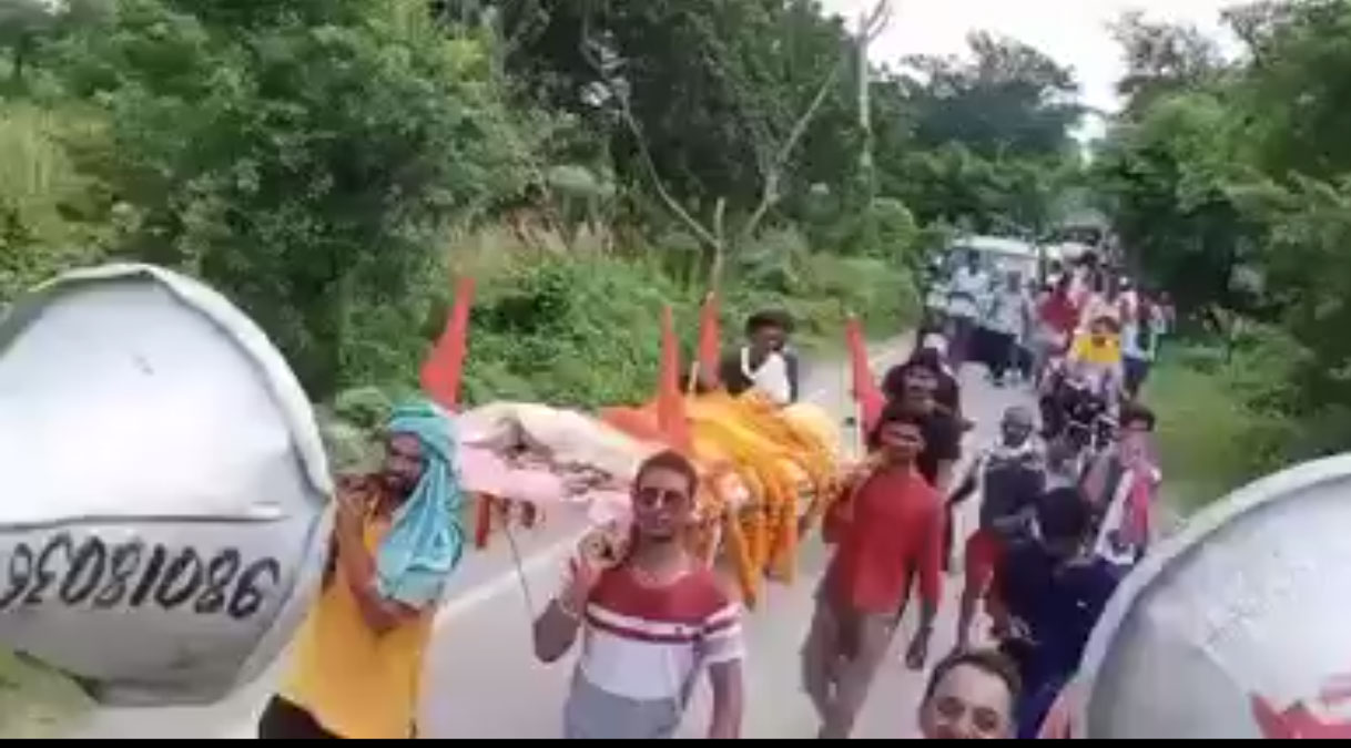 आर्केस्ट्रा डांसर के साथ निकली शव यात्रा