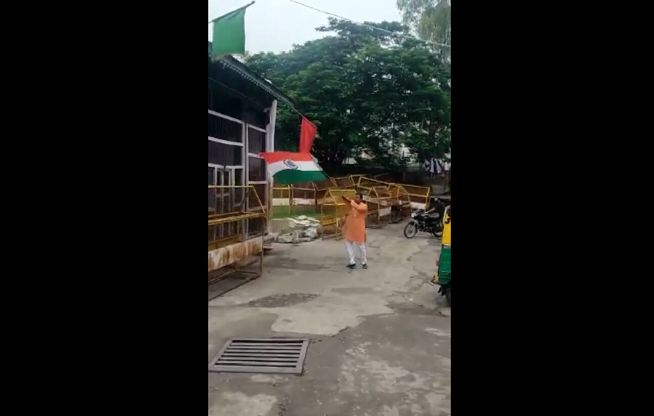 तिरंगा लहराता युवक