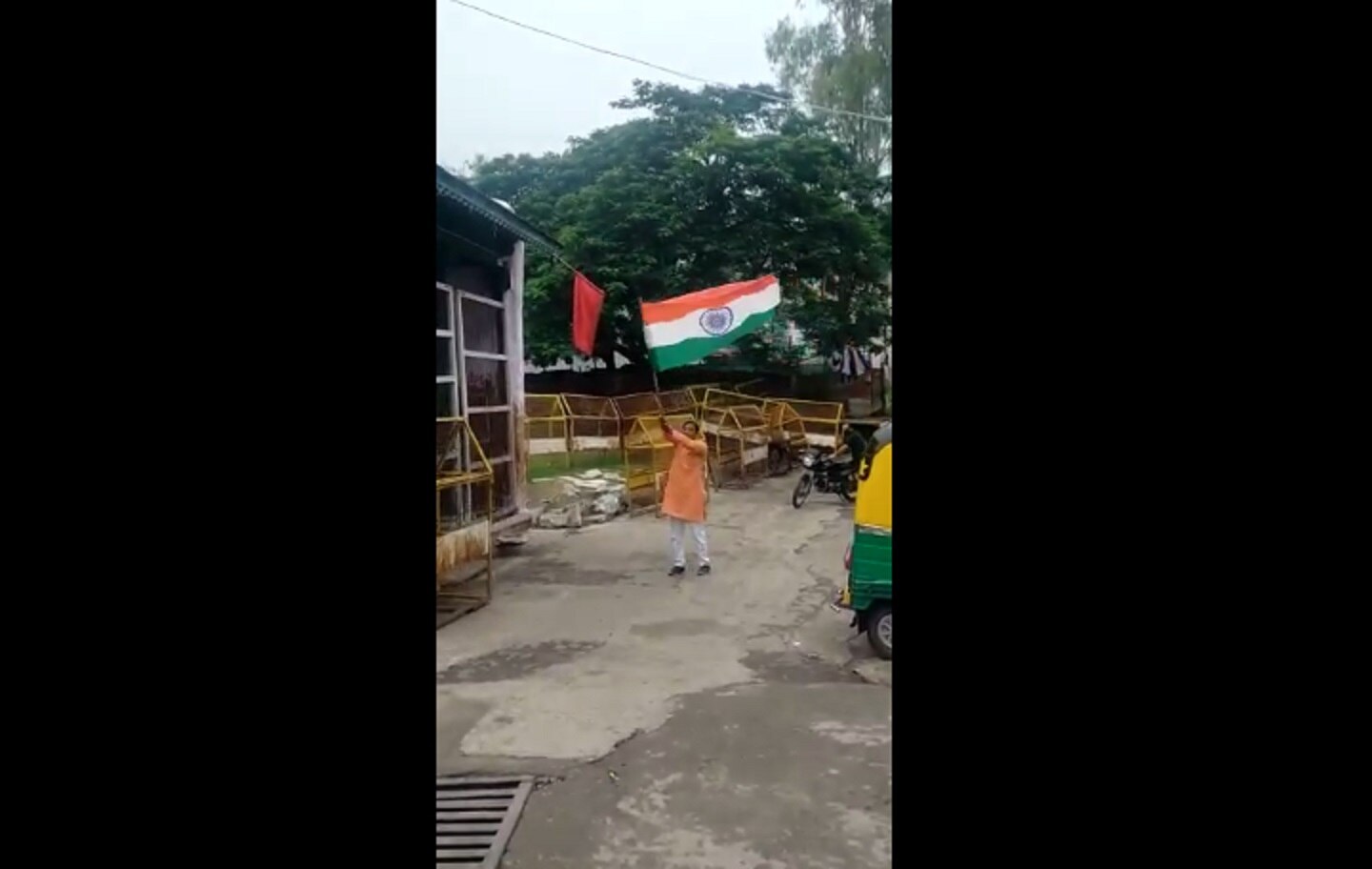 तिरंगा लहराता युवक