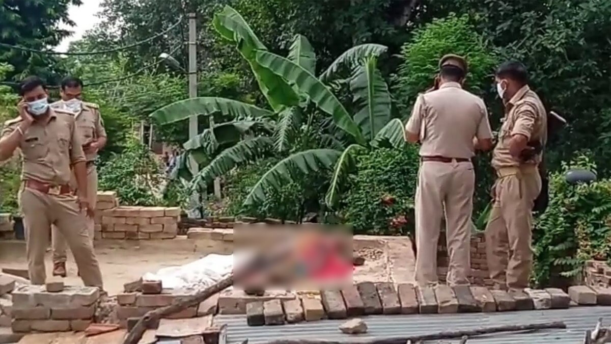 महिला की बेरहमी से हत्या, छत पर पड़ा मिला शव