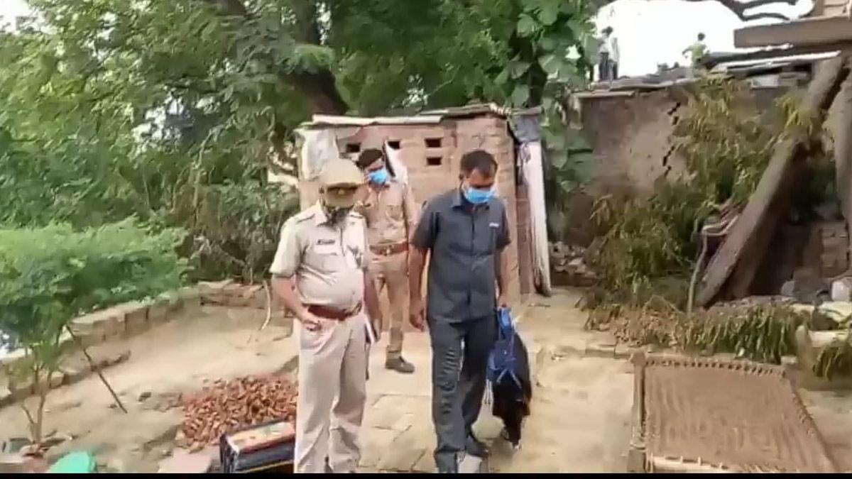 महिला की बेरहमी से हत्या, छत पर पड़ा मिला शव