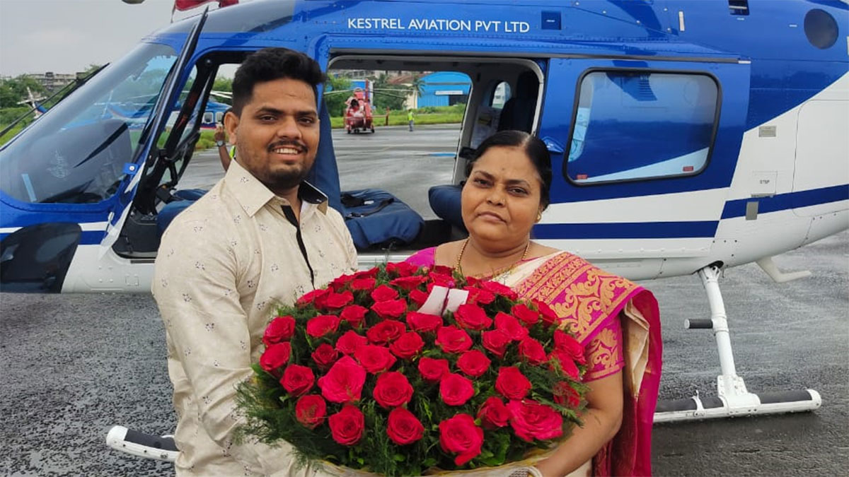 बेटे ने मां को दिया 50वें जन्मदिन पर सरप्राइज गिफ्ट, कराई हेलीकॉप्टर से सैर  