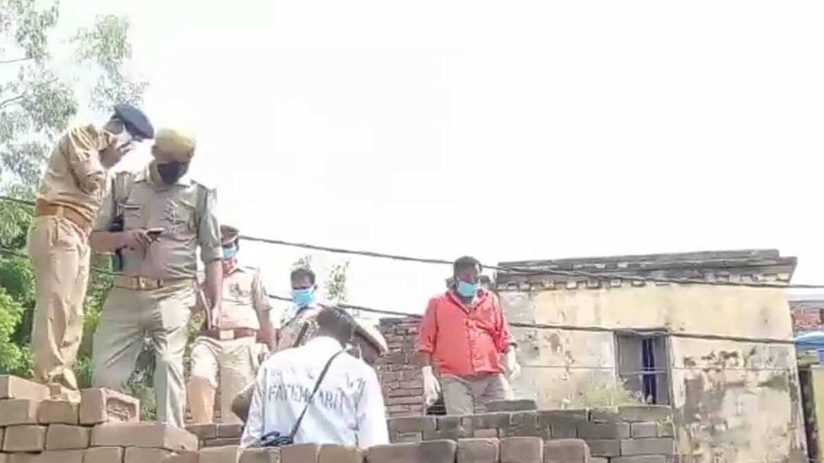 महिला की बेरहमी से हत्या, छत पर पड़ा मिला शव