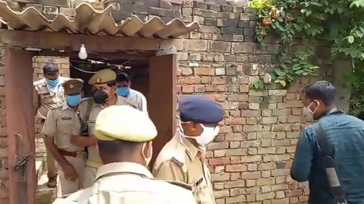 महिला की बेरहमी से हत्या, छत पर पड़ा मिला शव