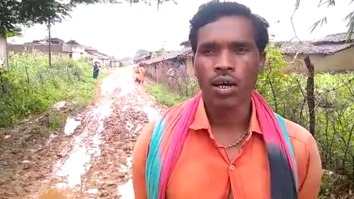 घर तक नहीं पहुंची एंबुलेंस बुजुर्ग महिला को खाट पर ढोना पड़ा 