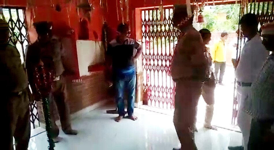 love couple marriage in police station