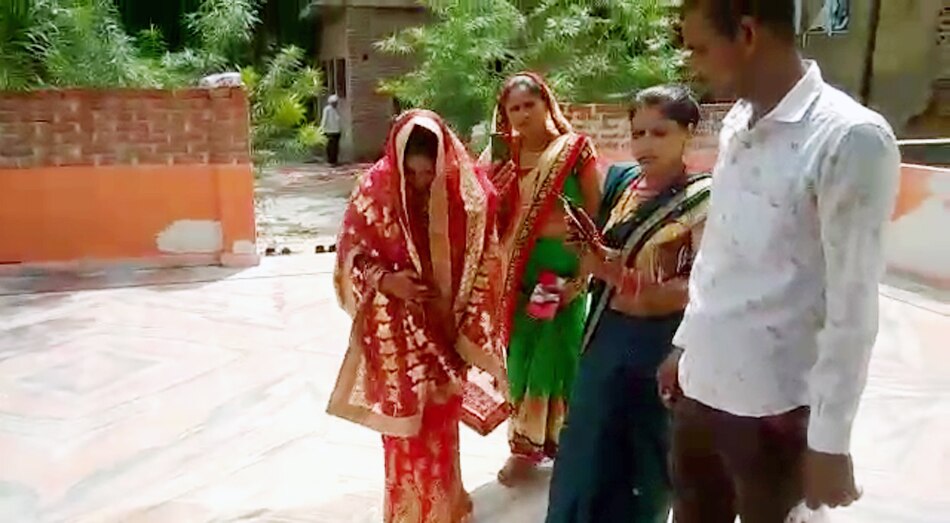 love couple marriage in police station