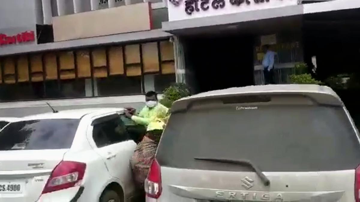 होटल के सामने गर्लफ्रेंड संग था पति, तभी आ पहुंची पत्नी, फिर...