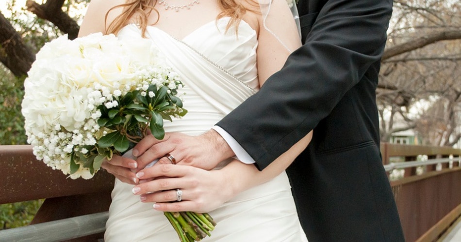 गर्लफ्रेंड के खर्चों से परेशान पुरुष