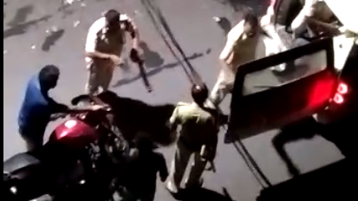 बीच सड़क पुलिस वालों ने बाइक सवार को मारे थप्पड़ 