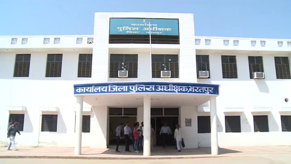 fake policemen arrested