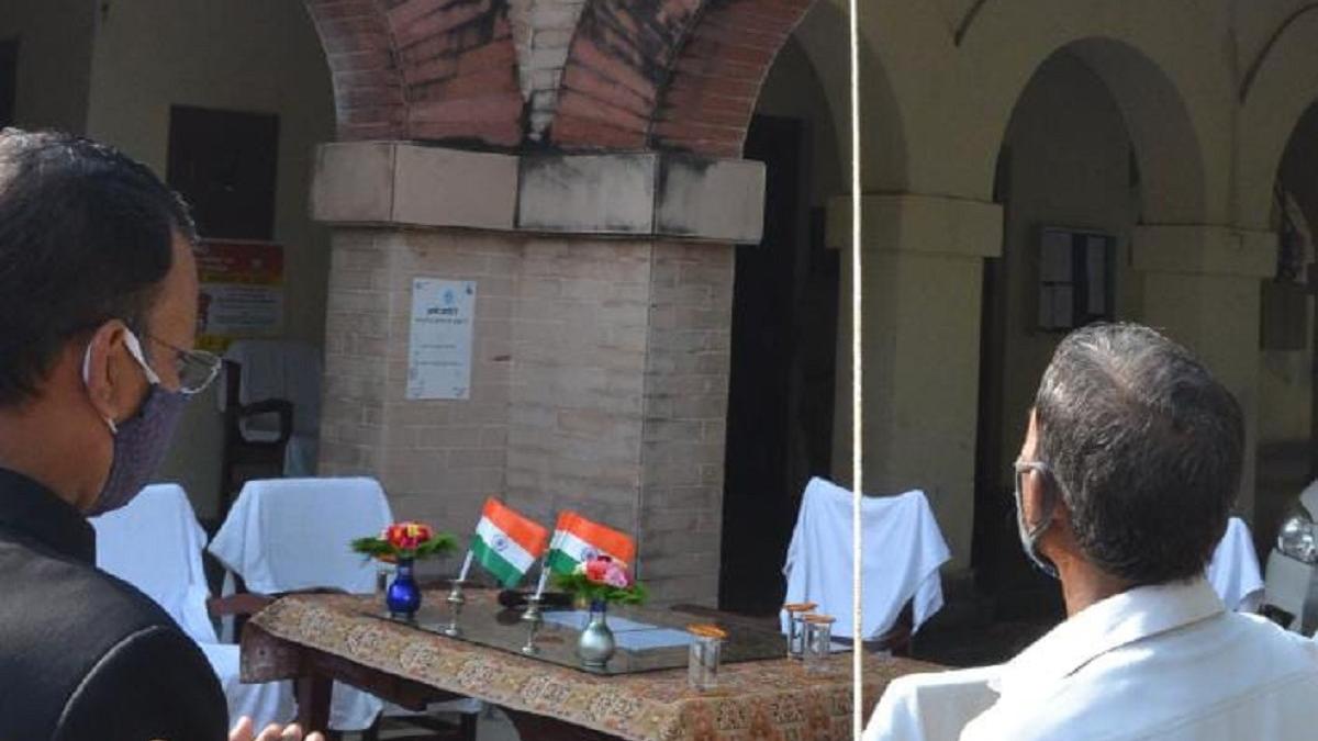Independence Day 2021: वाराणसी में सामने थे कमिश्नर, लेकिन चपरासी ने किया ध्वजारोहण