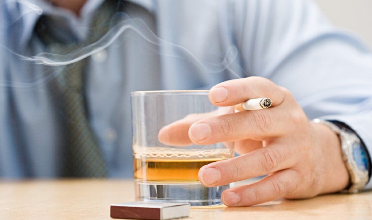 खांसी में ये 8 चीजें खाने की न करें गलती