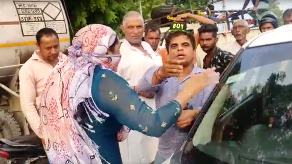 महिला ने कार सवार युवकों को पीटा 