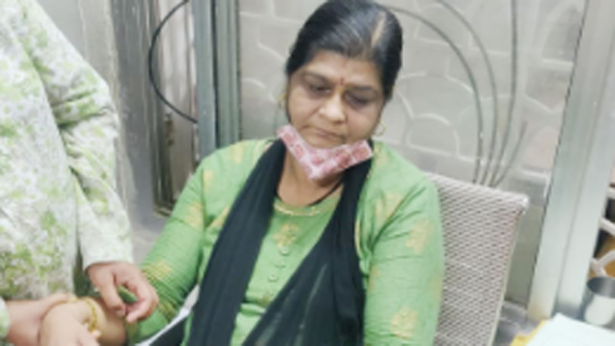 सिटी इंजीनियर और महिला क्लर्क को लोकायुक्त पुलिस ने रिश्वत लेते पकड़ा