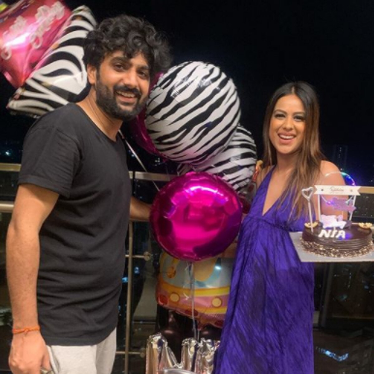 निया शर्मा दोस्त के साथ