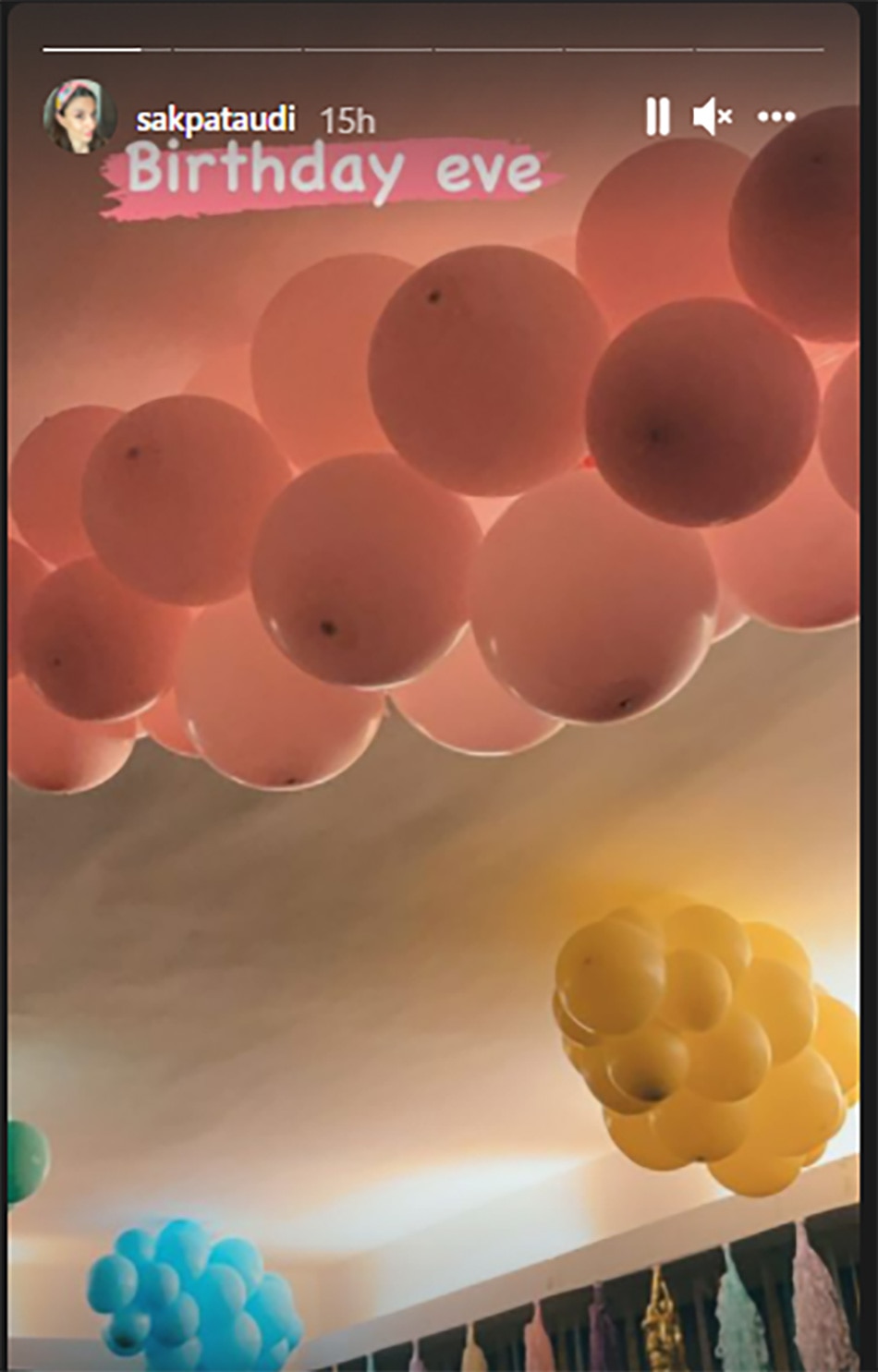  इनाया नाओमी खेमू 