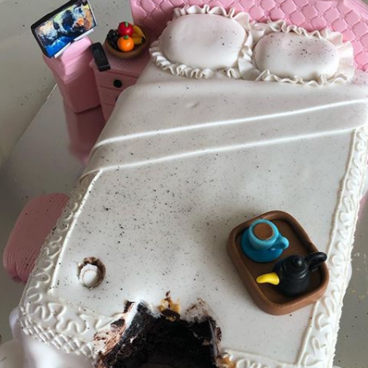 निया शर्मा बर्थडे केक