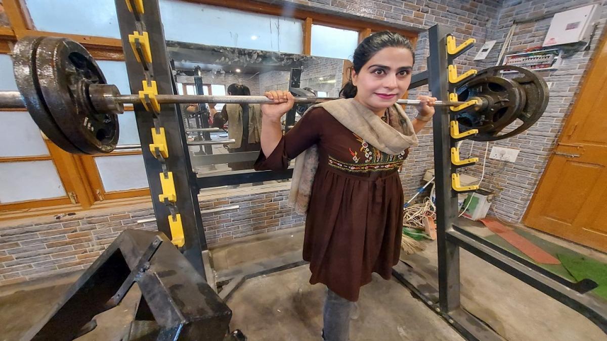 कश्मीरी महिलाओं को बना रहीं फिट, सुर्खियों में आईं जिम ट्रेनर आलिया, PHOTOS
