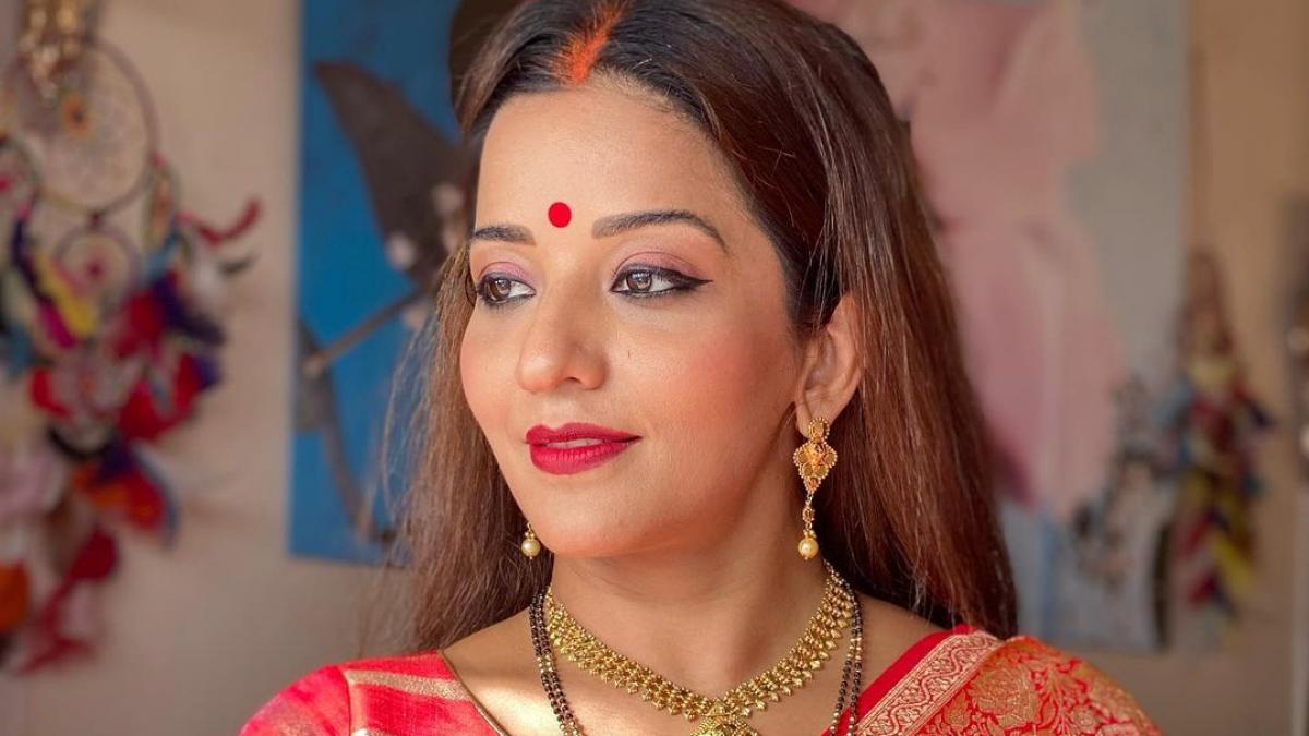 मांग में सिंदूर, गले में मंगलसूत्र, लाल बनारसी साड़ी में मोनालिसा ने बिखेरा जलवा