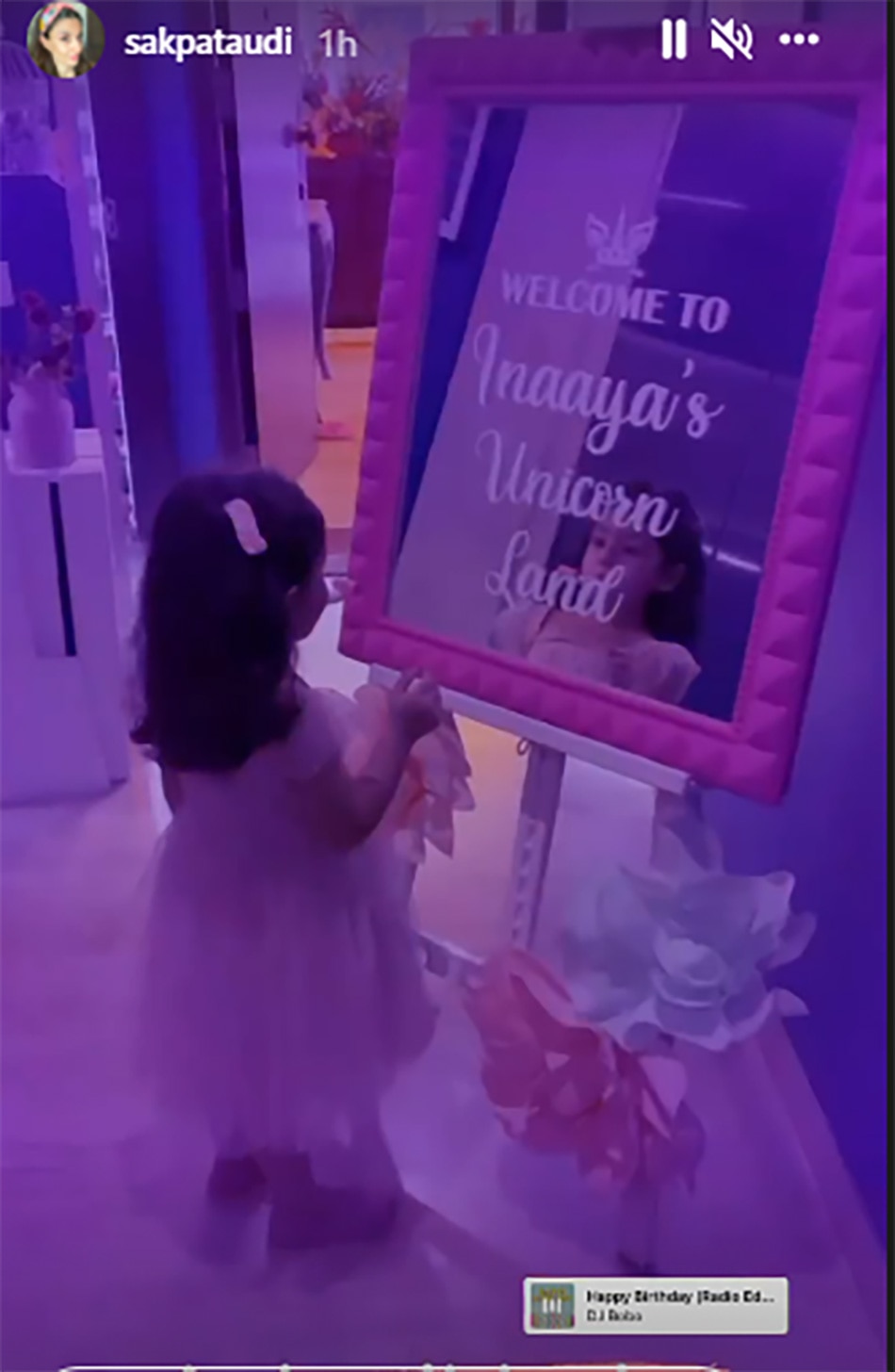  इनाया नाओमी खेमू 