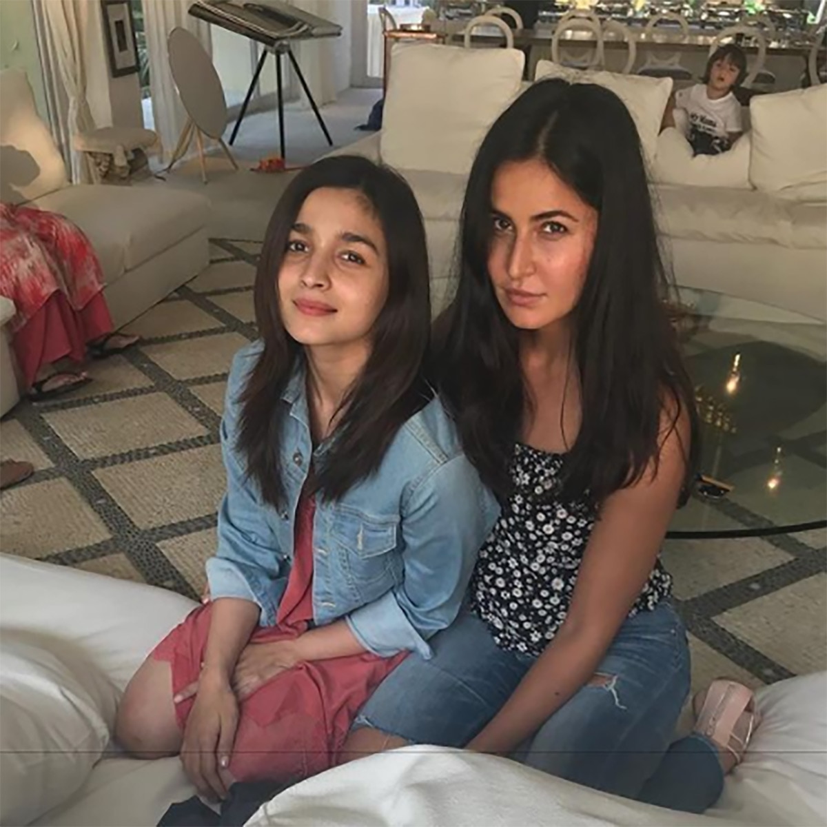 शाहरुख के बंगले में सेलेब्स