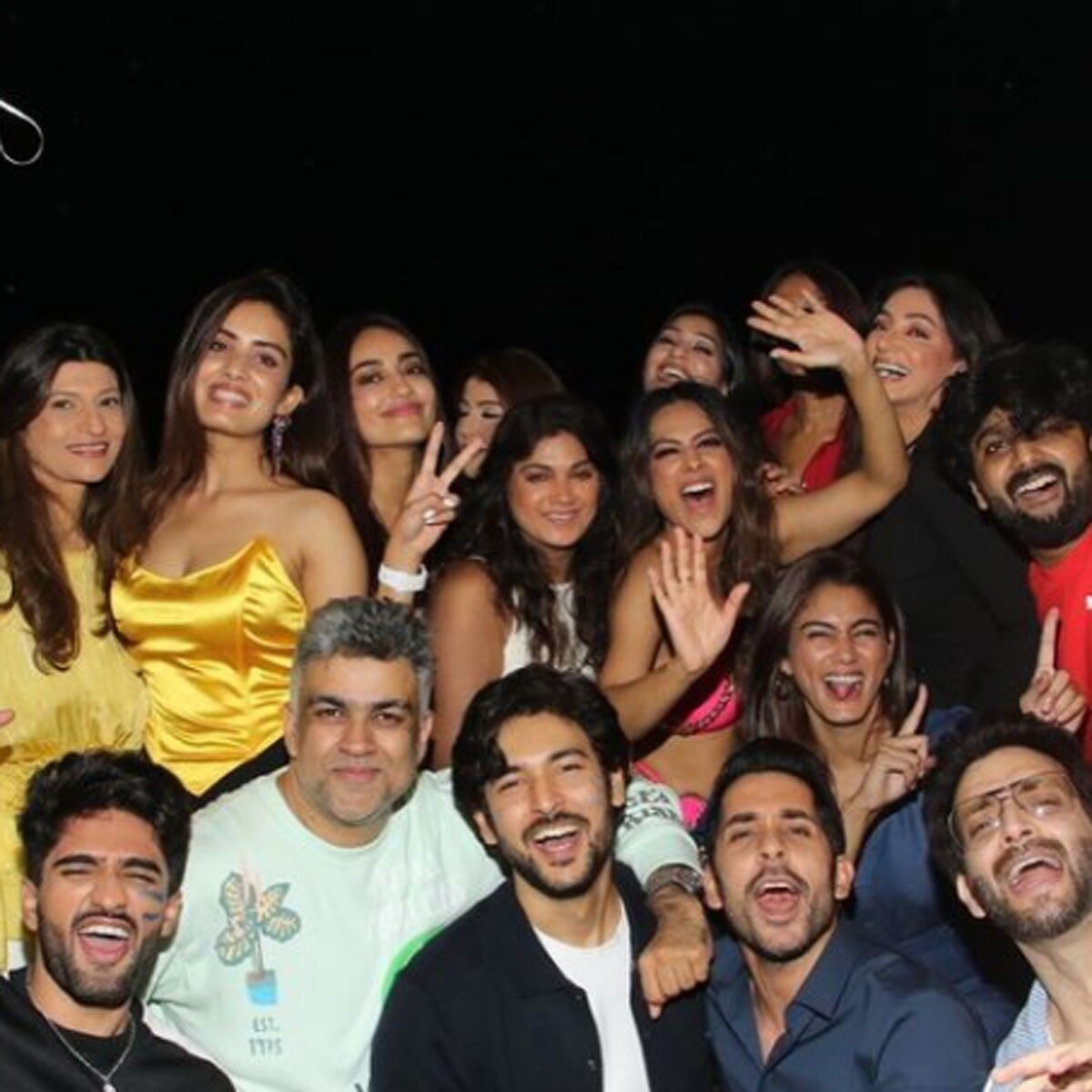 निया शर्मा दोस्तो के साथ