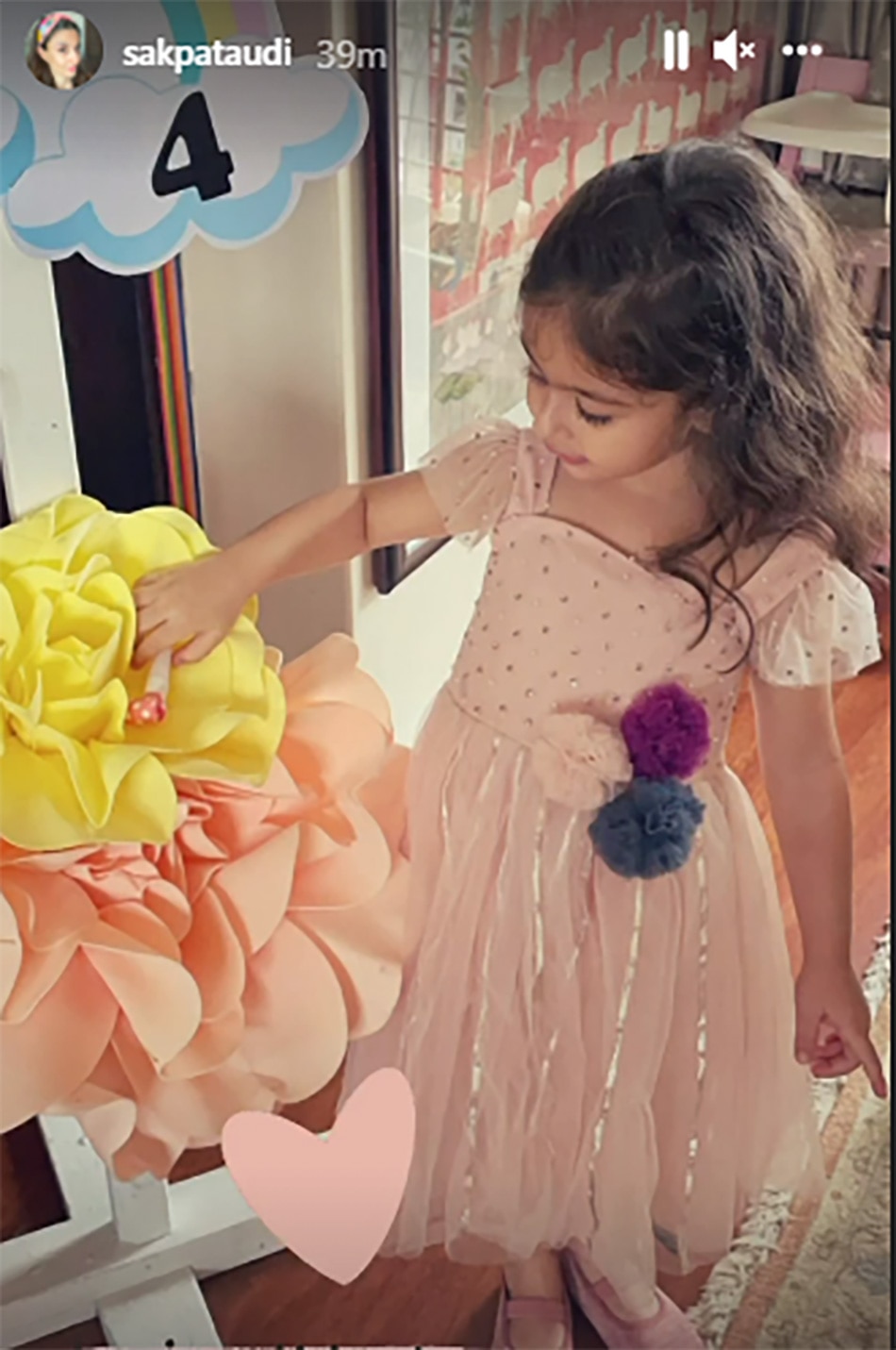  इनाया नाओमी खेमू 