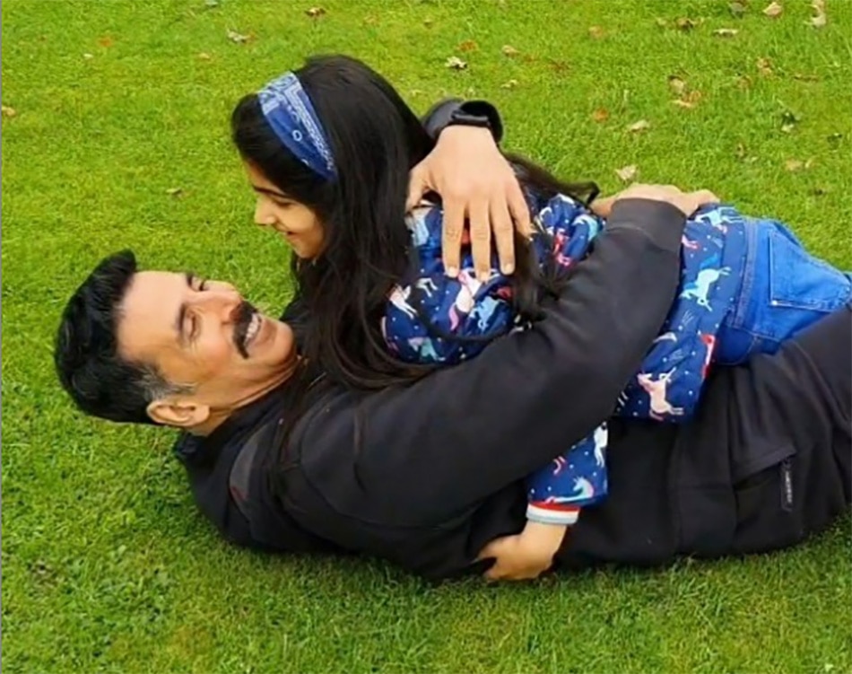  अक्षय कुमार बेटी नितारा के साथ